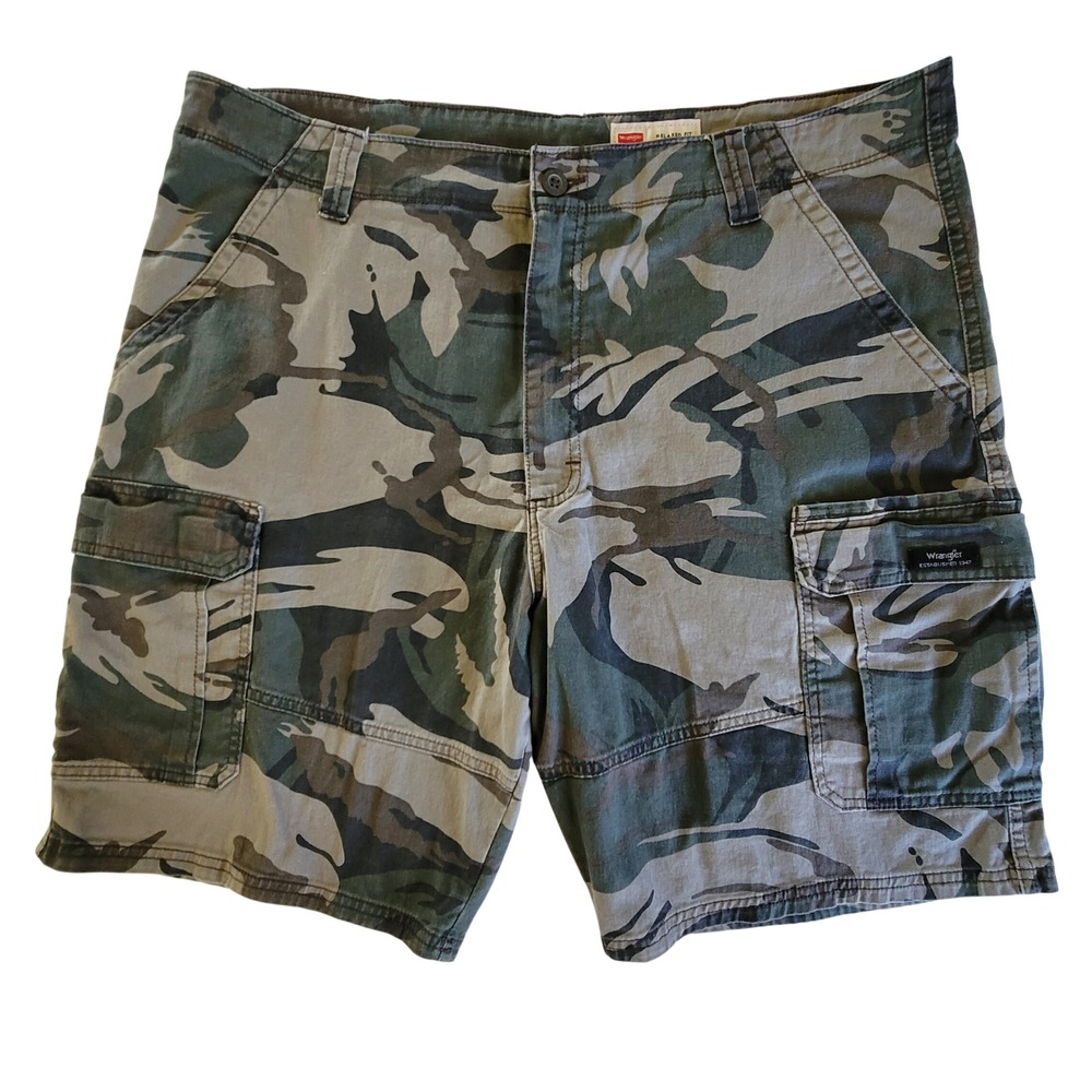 Y2K Style Wrangler Cargo Shorts Mens 40 Green Camo Relaxed Fit Stretch Cotton